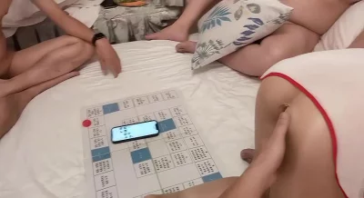 老婆被三个单男操坏了！淫荡声没停过