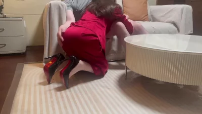 [原创]红衣制服OL少妇上班期间出来侍奉大肉棒