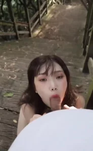户外暴露调教全裸露出爬行口交