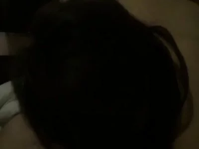 小鬼爬上墙